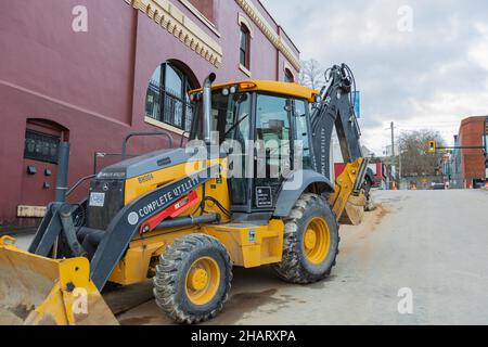 John Deere Baggerlader auf der Baustelle in New Westminster BC, Kanada-Dezember 5,2021. Blick auf die Straße, selektiver Fokus, niemand Stockfoto