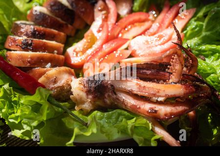 Schweinekotelett ist ein beliebtes Gericht in Restaurants in Vietnam mit Zutaten wie Tintenfisch, Pilze, Nudeln, Gemüse. Stockfoto