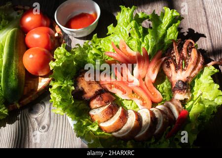 Schweinekotelett ist ein beliebtes Gericht in Restaurants in Vietnam mit Zutaten wie Tintenfisch, Pilze, Nudeln, Gemüse. Stockfoto