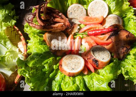 Schweinekotelett ist ein beliebtes Gericht in Restaurants in Vietnam mit Zutaten wie Tintenfisch, Pilze, Nudeln, Gemüse. Stockfoto