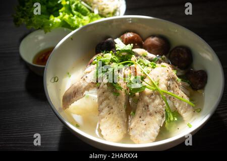 Hühnerpilz-Nudelsuppe ist ein sehr beliebtes Frühstücksgericht in Vietnam. Zu den Zutaten gehören Reisnudeln, Pilze, Huhn, Gemüse und spi Stockfoto