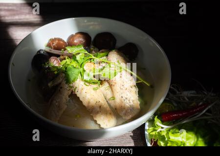 Hühnerpilz-Nudelsuppe ist ein sehr beliebtes Frühstücksgericht in Vietnam. Zu den Zutaten gehören Reisnudeln, Pilze, Huhn, Gemüse und spi Stockfoto