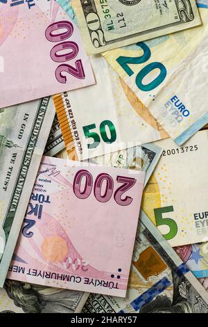 Türkische zweihundert Banknoten, die mit Euro- und American-Dollar-Banknoten entworfen wurden.Dieses Bild kann vertikal oder horizontal verwendet werden Stockfoto