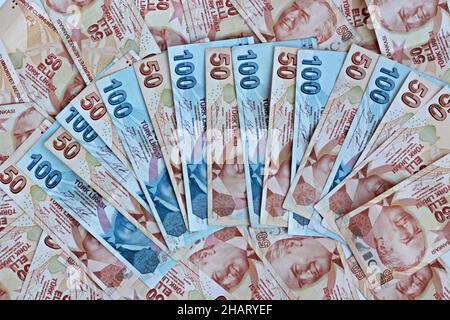 Türkische hundertfünfzig Lira-Banknoten, die zusammen entworfen wurden, flaches Layout Stockfoto