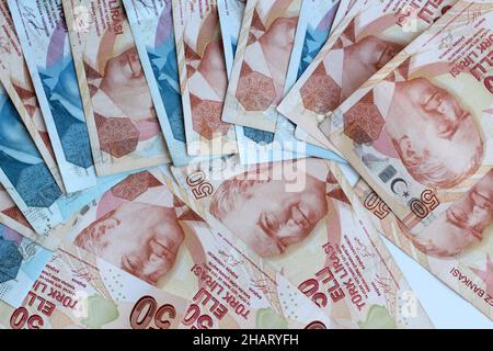 Türkische hundertfünfzig Lira-Banknoten, die zusammen entworfen wurden, flaches Layout Stockfoto