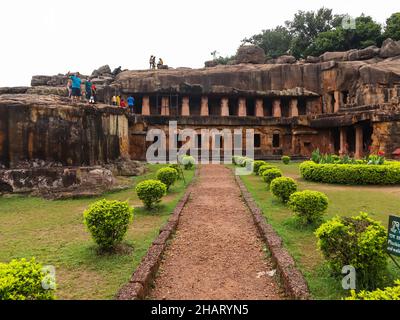 Höhle 1 : Rani Gumpha, Udaygiri Caves, Orissa, Indien. Dreiseitiger offener Innenhof mit Zellen auf jeder Seite, zwei Ebenen, Türen mit Schnitzereien Stockfoto