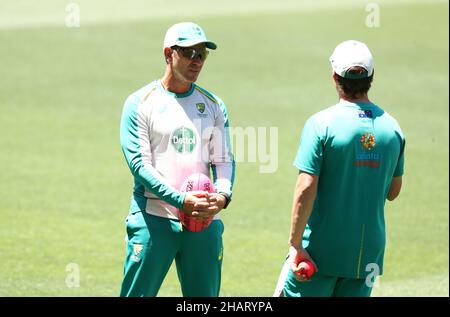 Der australische Coach Justin langer schaut während einer Nets-Session im Adelaide Oval in Adelaide zu. Bilddatum: Mittwoch, 15th. Dezember 2021. Stockfoto