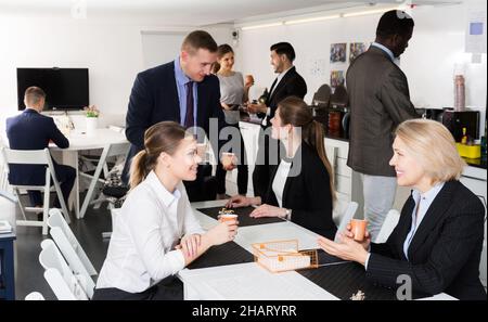 Geschäftsleute unterhalten sich beim Kaffee Stockfoto