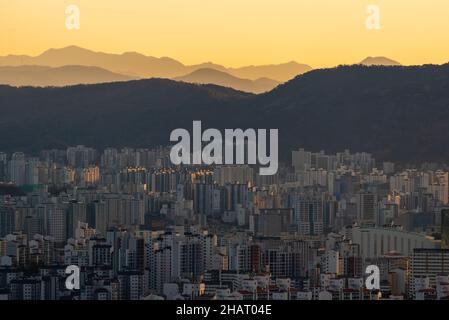 Downtown Seoul Südkoreanische Stadtansicht bei Sonnenaufgang, Südkorea Reise am 11. November 2021 Stockfoto