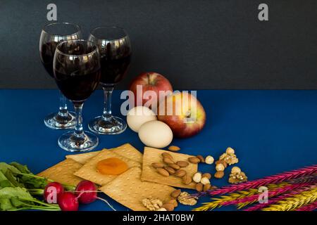 Jüdischer Feiertag; Passah Hintergrund mit symbolischen Lebensmitteln, über Ansicht Stockfoto