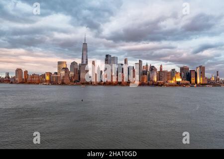 Luftaufnahme von Manhattan bei Sonnenuntergang, aufgenommen von Jersey City Stockfoto
