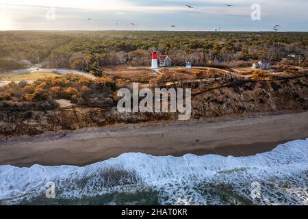 Luftaufnahme des Nauset Lighthouse während des Sonnenuntergangs Stockfoto