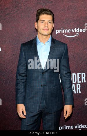 LOS ANGELES - DEZ 12: Gregg Sulkin in der Tender Bar Premiere im TCL Chinese Theatre IMAX am 12. Dezember 2021 in Los Angeles, CA Stockfoto