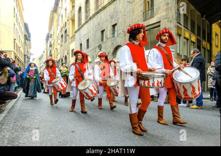 Florenz, Italien - 6. Januar 2013: Trommler der Marschkapelle bei der Parade zum Epiphanie-Tag, mit einer großen Prozession in mittelalterlichen Kostümen. Stockfoto