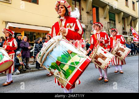 Florenz, Italien - 6. Januar 2013: Trommler der Marschkapelle bei der Parade zum Epiphanie-Tag, mit einer großen Prozession in mittelalterlichen Kostümen. Stockfoto