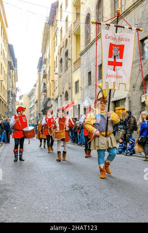 Florenz, Italien - 6. Januar 2013: Trommler der Marschkapelle bei der Parade zum Epiphanie-Tag, mit einer großen Prozession in mittelalterlichen Kostümen. Stockfoto