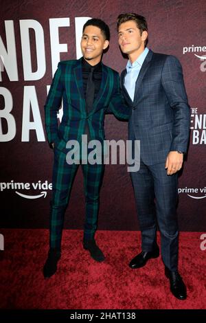 LOS ANGELES - DEZ 12: Rhenzy Feliz, Gregg Sulkin in der Tender Bar Premiere im TCL Chinese Theatre IMAX am 12. Dezember 2021 in Los Angeles, CA Stockfoto