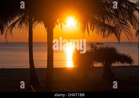 Sonnenuntergang am Lazy Beach, verlassen während der COVID-19-Pandemie. Koh Rong Samloem, Provinz Sihanoukville, Kambodscha. 8.. Dezember 2021. © Kraig Stockfoto