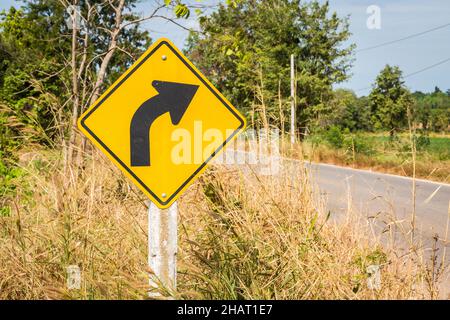Gelbes Straßenschild, Verkehrsschild auf der Straße Stockfoto