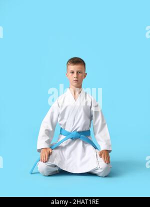 Kleiner Junge in Karategi auf farbigem Hintergrund Stockfoto