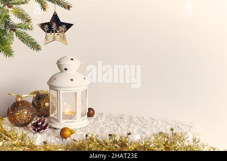 Weihnachtlicher Hintergrund, eine Fichte mit Stern und Kerze, Kugeln zur Dekoration und ein Kegel auf weißem Hintergrund. Neujahrsfoto. Vorderansicht. Stockfoto