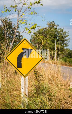 Gelbes Straßenschild, Verkehrsschild auf der Straße Stockfoto