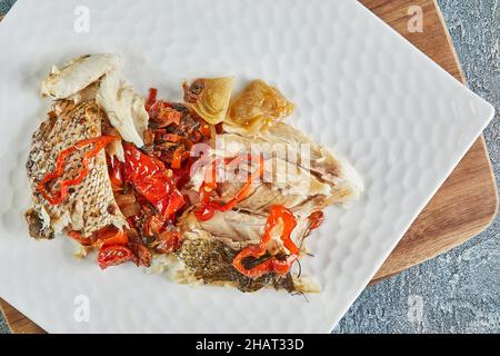 Fischlocus gefüllt mit Paprika. Französische Gourmetküche. Stockfoto