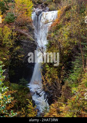 Victoria Falls im schottischen Wester Ross Highlands in der Nähe von Gairloch mit Blick auf Loch Maree Stockfoto