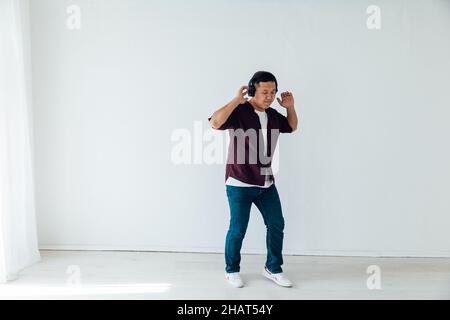 Mann tanzt zu Bachata-Musik in einem weißen Saal Stockfoto