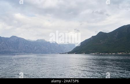 Seascape mit Bergen und regnerischem Wetter in Montenegro. Stockfoto