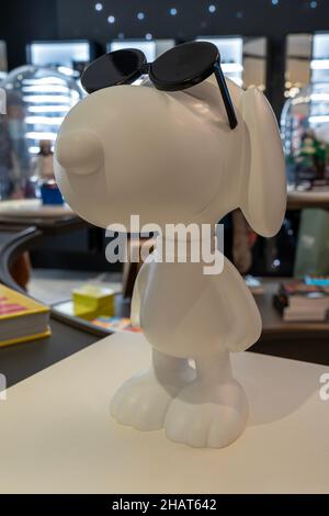 Paris, Frankreich - 12 04 2021: Kaufhaus La Samaritaine. Snoopy zu weihnachten Stockfoto