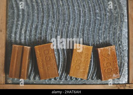 Stück Haushaltsseife auf einem Relief-Waschbrett Stockfoto
