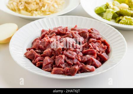 Roh, gehacktes Rindfleisch Fleisch bereit für den Koch in Platte.Festlich geschmorte Fleisch Zutaten: Das Opfer Fest Stockfoto