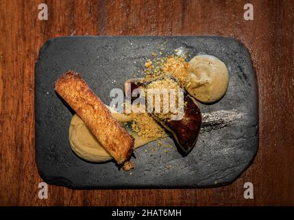 Spanische Pintxos aus dekonstruierten, gebratenen Foie Gras stoßen in einem Restaurant, San Sebastian Donostia, Baskenland, Spanien, an Stockfoto