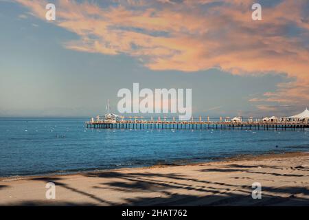 Blick auf den Holzsteg in der Mitte des Meeres auf der antalya-Seite. Selektiver Fokus. Stockfoto