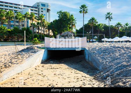 Entwässerungstunnel am Strand in antalya. Selektiver Fokus. Stockfoto