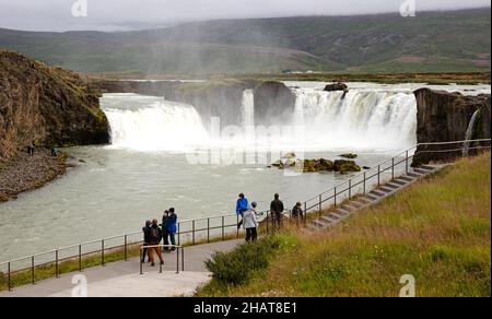 Godafoss, Island am 3. August 2021: Touristen besuchen den beeindruckenden Godafoss Wasserfall im nördlichen Teil Islands Stockfoto