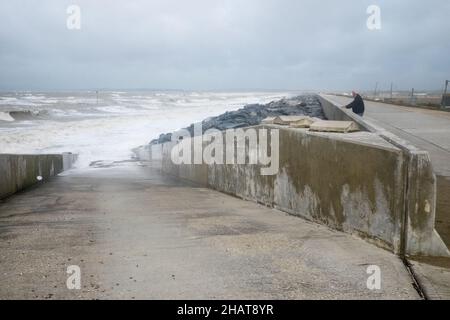Mann, auf, Promenade, Ufer, Wellen, die, Wetter, täglich, im Freien, im Freien, Sport, Wandern, Promenade, Strandpromenade, Seeverteidigung, Seeverteidigung, Meer, Ärmelkanal, Wetter, raue Meere, wild, Bedingungen, Sturm, stürmisch, windig, Wind, Wetter, auf, Küste, Küste, Dungeness, Kent, England, Englisch, GB, Großbritannien, Großbritannien, Großbritannien, Großbritannien, Europa, Europa, Europa, Tag, August, Sommer, Sommer Stockfoto