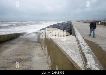 Mann, auf, Promenade, Ufer, Wellen, die, Wetter, täglich, im Freien, im Freien, Sport, Wandern, Promenade, Strandpromenade, Seeverteidigung, Seeverteidigung, Meer, Ärmelkanal, Wetter, raue Meere, wild, Bedingungen, Sturm, stürmisch, windig, Wind, Wetter, auf, Küste, Küste, Dungeness, Kent, England, Englisch, GB, Großbritannien, Großbritannien, Großbritannien, Großbritannien, Europa, Europa, Europa, Tag, August, Sommer, Sommer Stockfoto
