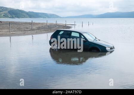 Klein, Auto, untergetaucht, überflutet, überflutet, Autofahrer, Auto, Besitzer, ignoriert, Warnung, vor, Flut, AT, Ynysidas, Ynysidas Beach, in der Nähe, Borth, Aberdovey, Aberdyfi, Mündung, Cardigan Bay, County, Wales, Wales, Walisisch, Großbritannien, Großbritannien, Großbritannien, Großbritannien, Großbritannien, Großbritannien, Großbritannien, Großbritannien, Europa, Europa Stockfoto