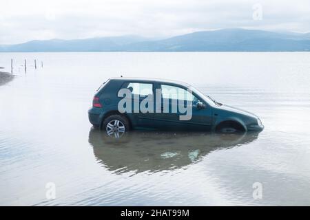 Klein, Auto, untergetaucht, überflutet, überflutet, Autofahrer, Auto, Besitzer, ignoriert, Warnung, vor, Flut, AT, Ynysidas, Ynysidas Beach, in der Nähe, Borth, Aberdovey, Aberdyfi, Mündung, Cardigan Bay, County, Wales, Wales, Walisisch, Großbritannien, Großbritannien, Großbritannien, Großbritannien, Großbritannien, Großbritannien, Großbritannien, Großbritannien, Europa, Europa Stockfoto