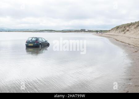 Klein, Auto, untergetaucht, überflutet, überflutet, Autofahrer, Auto, Besitzer, ignoriert, Warnung, vor, Flut, AT, Ynysidas, Ynysidas Beach, in der Nähe, Borth, Aberdovey, Aberdyfi, Mündung, Cardigan Bay, County, Wales, Wales, Walisisch, Großbritannien, Großbritannien, Großbritannien, Großbritannien, Großbritannien, Großbritannien, Großbritannien, Großbritannien, Europa, Europa Stockfoto