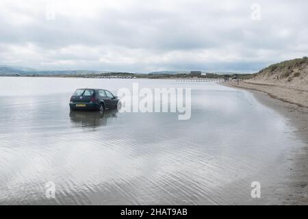 Klein, Auto, untergetaucht, überflutet, überflutet, Autofahrer, Auto, Besitzer, ignoriert, Warnung, vor, Flut, AT, Ynysidas, Ynysidas Beach, in der Nähe, Borth, Aberdovey, Aberdyfi, Mündung, Cardigan Bay, County, Wales, Wales, Walisisch, Großbritannien, Großbritannien, Großbritannien, Großbritannien, Großbritannien, Großbritannien, Großbritannien, Großbritannien, Europa, Europa Stockfoto