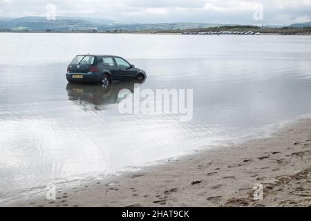 Klein, Auto, untergetaucht, überflutet, überflutet, Autofahrer, Auto, Besitzer, ignoriert, Warnung, vor, Flut, AT, Ynysidas, Ynysidas Beach, in der Nähe, Borth, Aberdovey, Aberdyfi, Mündung, Cardigan Bay, County, Wales, Wales, Walisisch, Großbritannien, Großbritannien, Großbritannien, Großbritannien, Großbritannien, Großbritannien, Großbritannien, Großbritannien, Europa, Europa Stockfoto