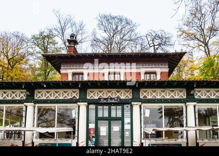 Paris, Frankreich - November 15th 2021: Fassade eines schönen Restaurants im Parc de Buttes-Chaumont Stockfoto