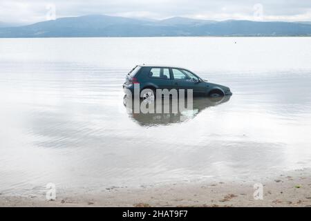 Klein, Auto, untergetaucht, überflutet, überflutet, Autofahrer, Auto, Besitzer, ignoriert, Warnung, vor, Flut, AT, Ynysidas, Ynysidas Beach, in der Nähe, Borth, Aberdovey, Aberdyfi, Mündung, Cardigan Bay, County, Wales, Wales, Walisisch, Großbritannien, Großbritannien, Großbritannien, Großbritannien, Großbritannien, Großbritannien, Großbritannien, Großbritannien, Europa, Europa Stockfoto