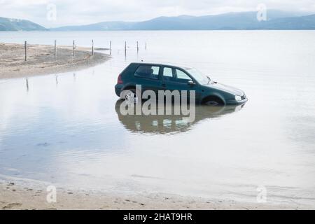 Klein, Auto, untergetaucht, überflutet, überflutet, Autofahrer, Auto, Besitzer, ignoriert, Warnung, vor, Flut, AT, Ynysidas, Ynysidas Beach, in der Nähe, Borth, Aberdovey, Aberdyfi, Mündung, Cardigan Bay, County, Wales, Wales, Walisisch, Großbritannien, Großbritannien, Großbritannien, Großbritannien, Großbritannien, Großbritannien, Großbritannien, Großbritannien, Europa, Europa Stockfoto