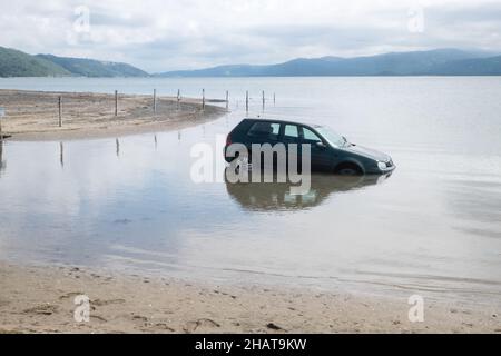 Klein, Auto, untergetaucht, überflutet, überflutet, Autofahrer, Auto, Besitzer, ignoriert, Warnung, vor, Flut, AT, Ynysidas, Ynysidas Beach, in der Nähe, Borth, Aberdovey, Aberdyfi, Mündung, Cardigan Bay, County, Wales, Wales, Walisisch, Großbritannien, Großbritannien, Großbritannien, Großbritannien, Großbritannien, Großbritannien, Großbritannien, Großbritannien, Europa, Europa Stockfoto