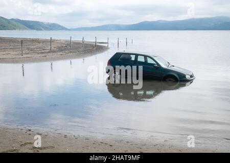 Klein, Auto, untergetaucht, überflutet, überflutet, Autofahrer, Auto, Besitzer, ignoriert, Warnung, vor, Flut, AT, Ynysidas, Ynysidas Beach, in der Nähe, Borth, Aberdovey, Aberdyfi, Mündung, Cardigan Bay, County, Wales, Wales, Walisisch, Großbritannien, Großbritannien, Großbritannien, Großbritannien, Großbritannien, Großbritannien, Großbritannien, Großbritannien, Europa, Europa Stockfoto