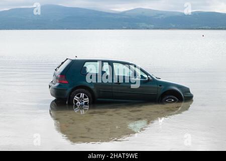 Klein, Auto, untergetaucht, überflutet, überflutet, Autofahrer, Auto, Besitzer, ignoriert, Warnung, vor, Flut, AT, Ynysidas, Ynysidas Beach, in der Nähe, Borth, Aberdovey, Aberdyfi, Mündung, Cardigan Bay, County, Wales, Wales, Walisisch, Großbritannien, Großbritannien, Großbritannien, Großbritannien, Großbritannien, Großbritannien, Großbritannien, Großbritannien, Europa, Europa Stockfoto